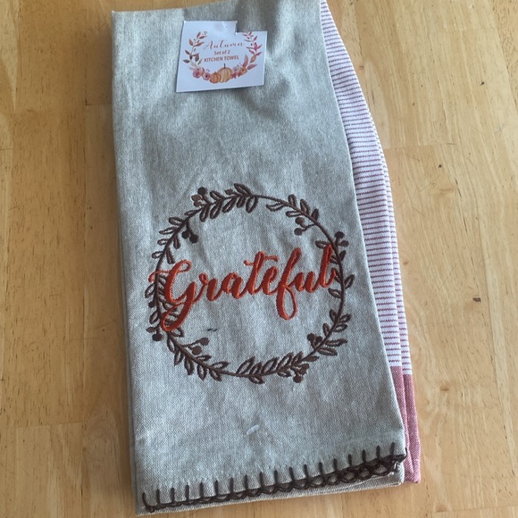 Set of 2 fall towels. NWT. One says grateful. 100% cotton. - Picture 2 of 4